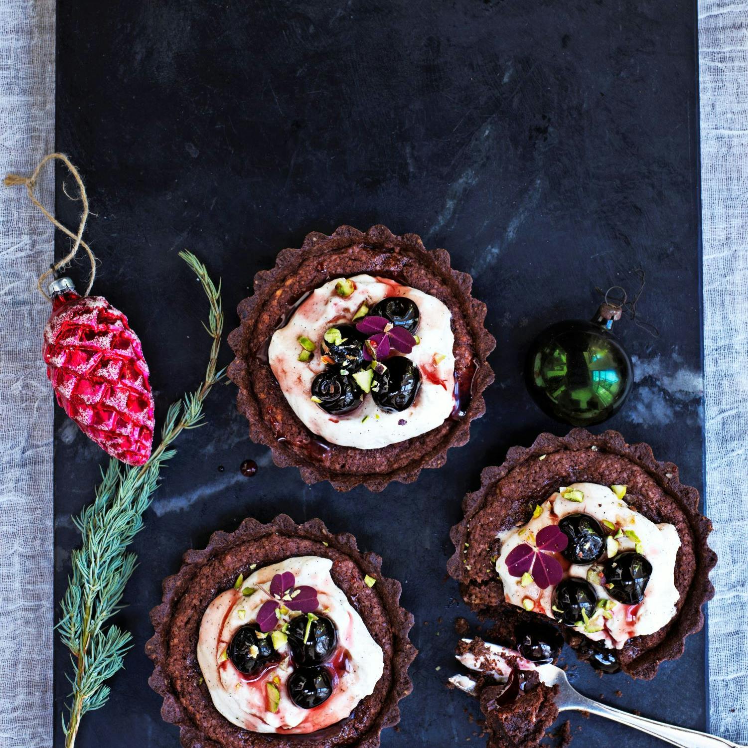 Små chokolademazarintærter med kirsebær