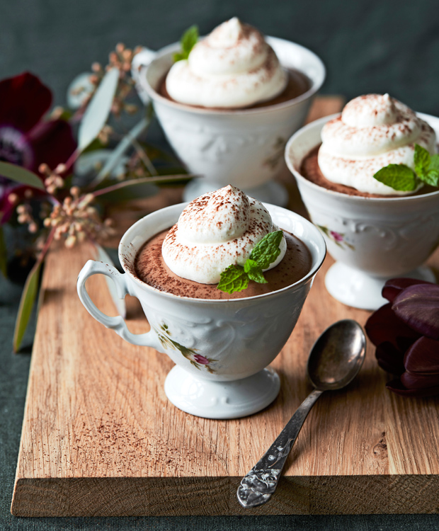 Portionsanrettet chokolademousse med kaffe og pynt af mynte