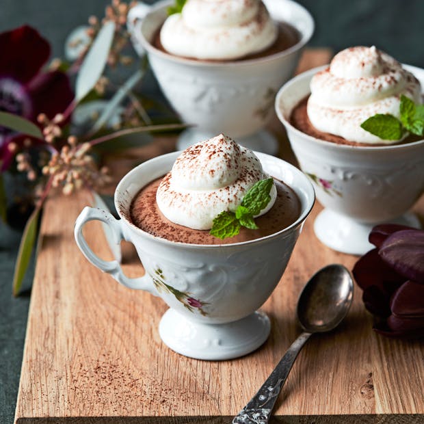 Portionsanrettet chokolademousse med kaffe og pynt af mynte