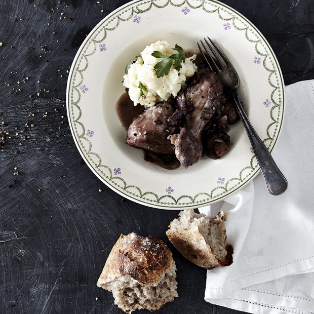 Coq au vin med grov kartoffelmos og et godt brød til