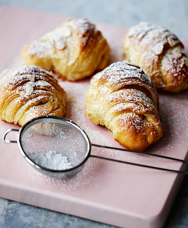 Croissanter med fyld af chokolade drysset med flormelis