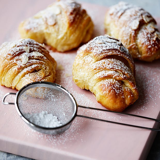 Croissanter med fyld af chokolade drysset med flormelis