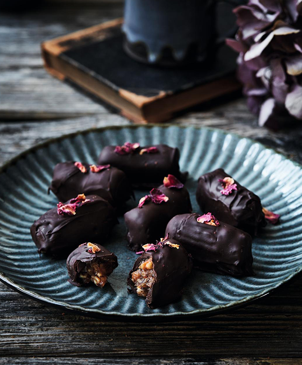 Daddelbarer med pekannødder og mørk chokolade