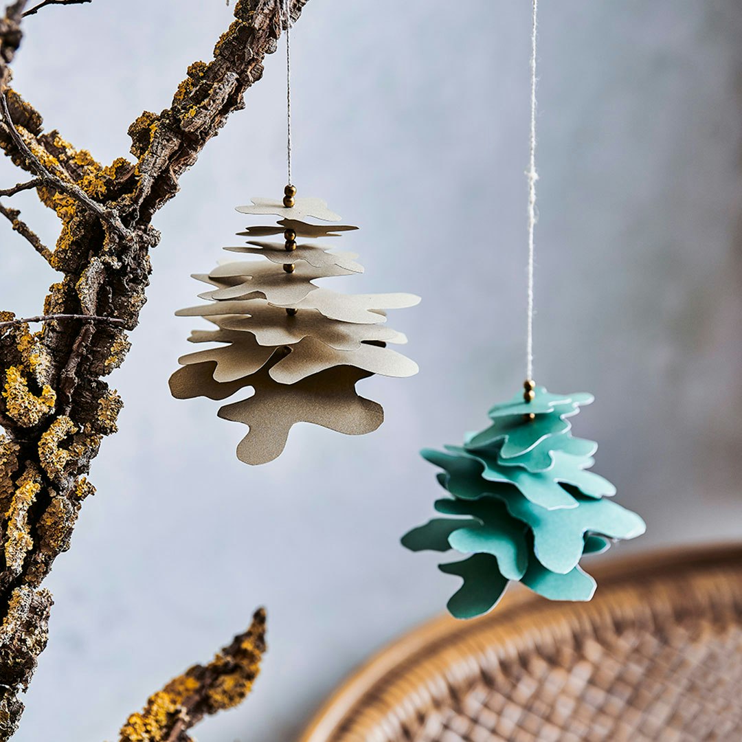 Små dekorative juletræer på snor