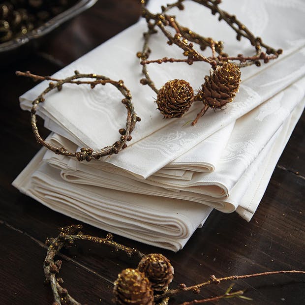 DIY: Pynt op med gyldne kogler, grene og blade