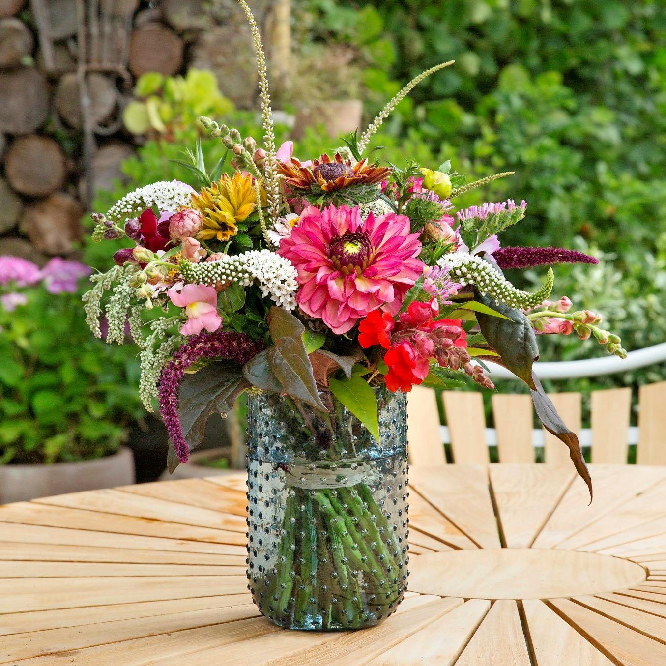 Bind en buket af julis blomster