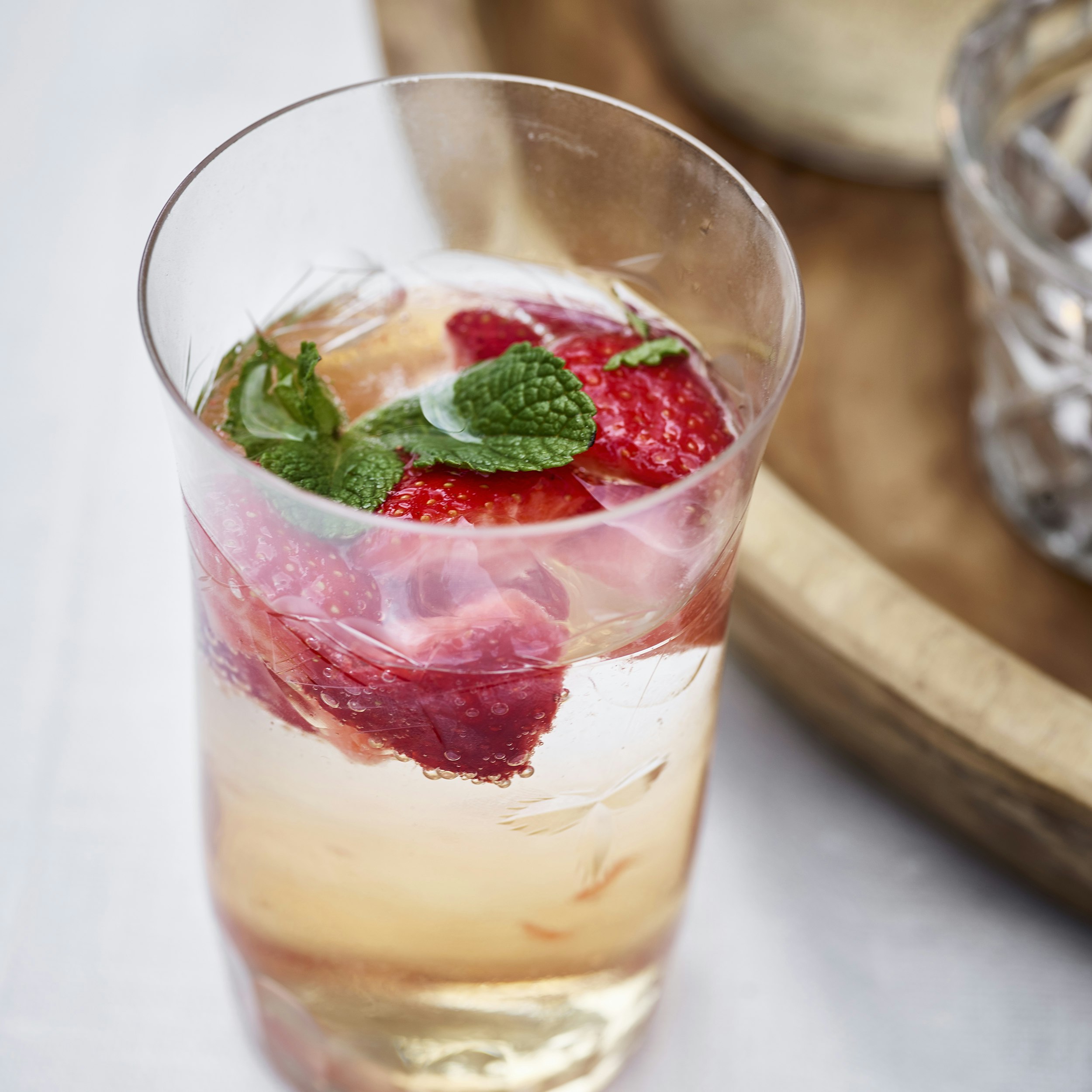 /media/article/drink-med-hyldeblomst-og-jordbaer.jpg