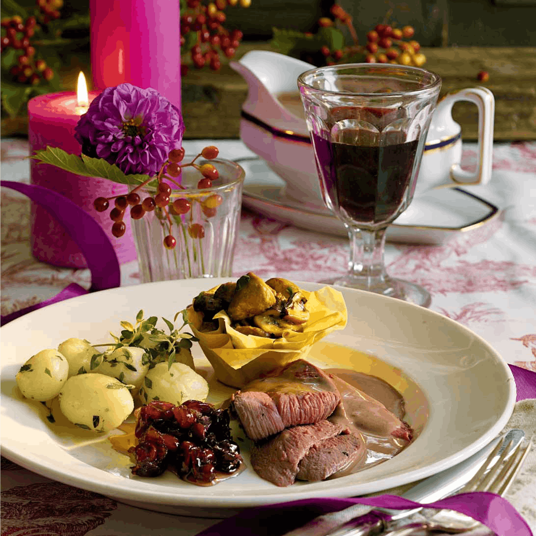 Marineret dyrekølle med smørstegte kartofler og svampesauté