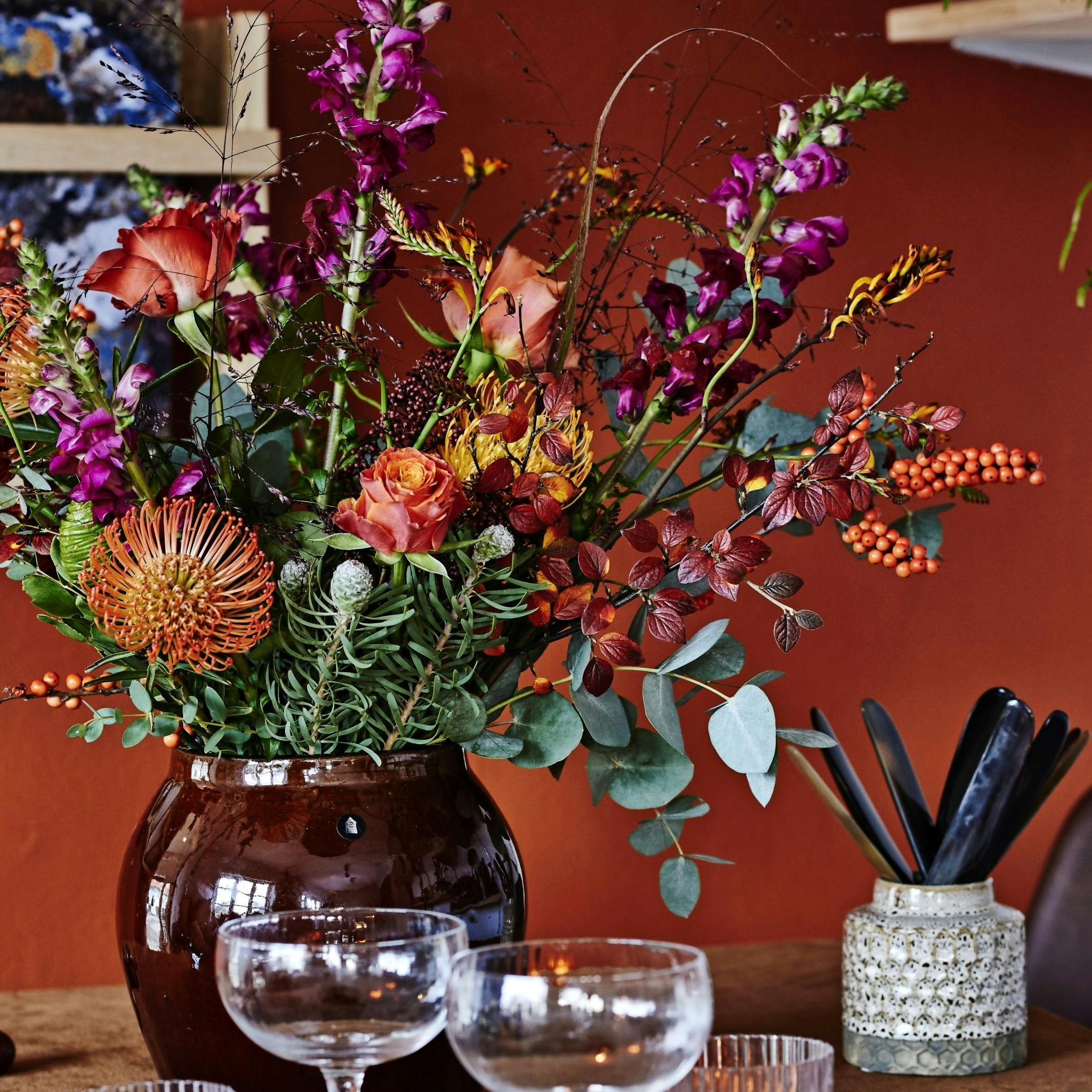 Efterårsbuket i rødlige og orange toner