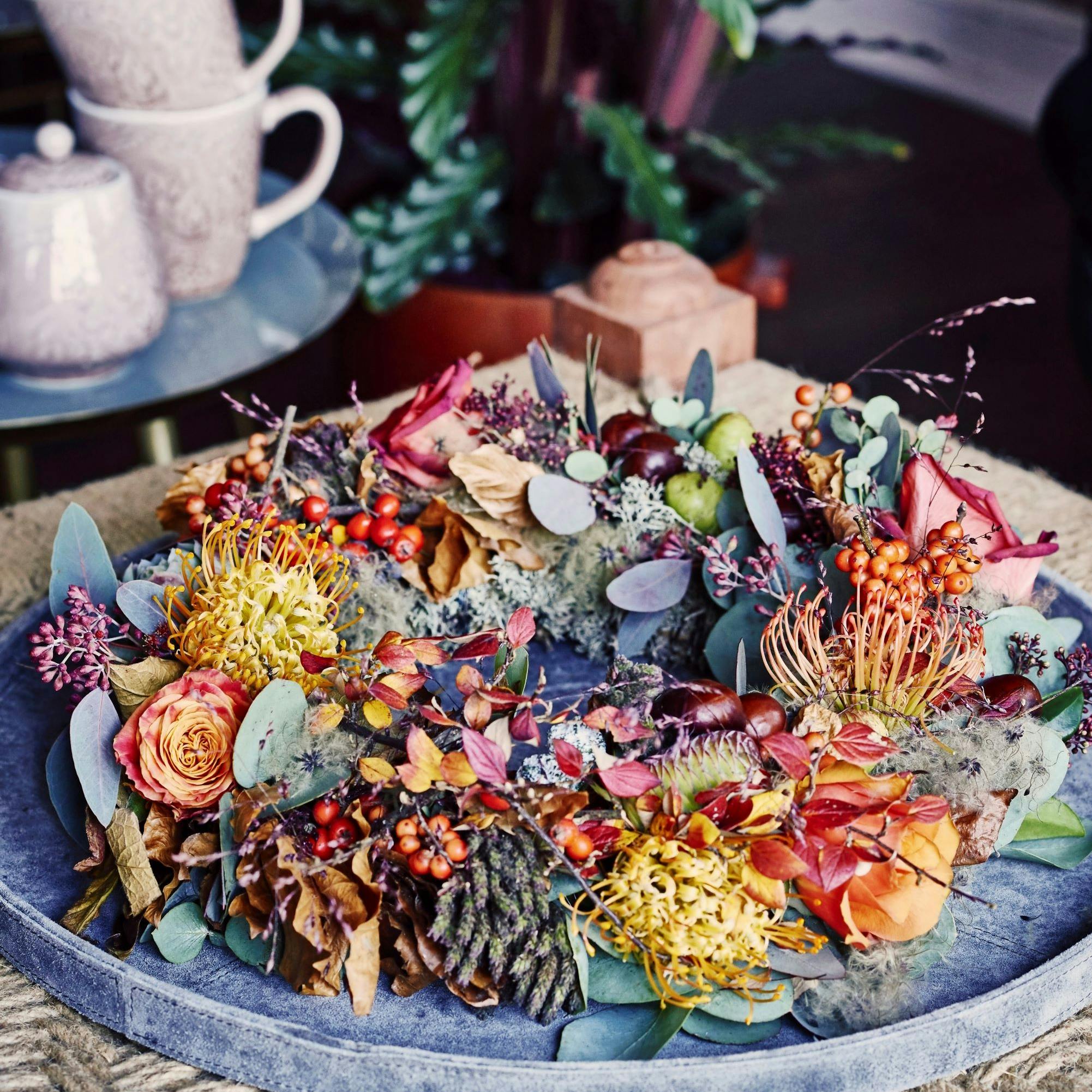 Efterårskrans i rødlige, orange og gule nuancer