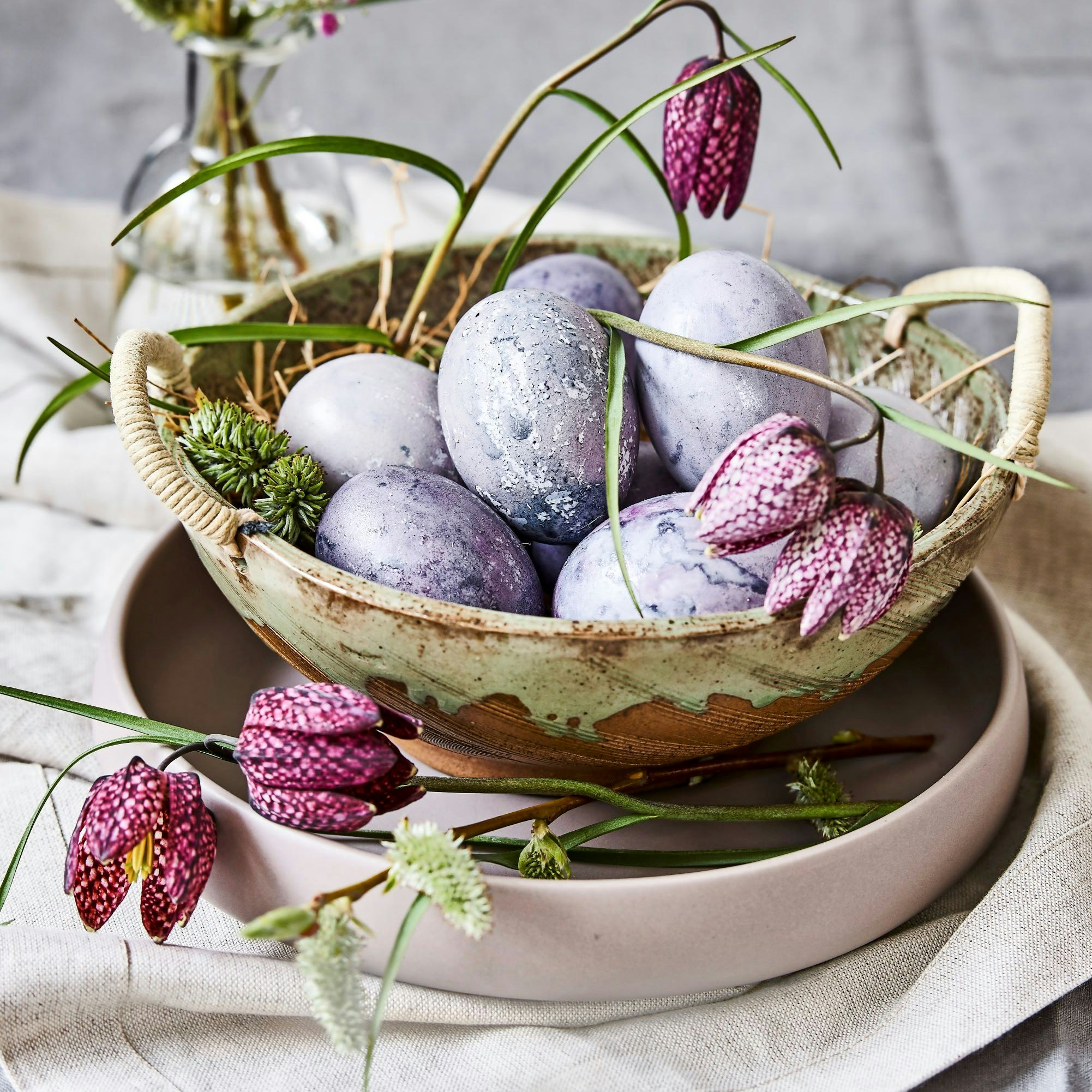 Farvede æg i påskedekoration