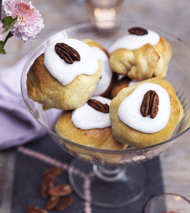 fastelavnsboller med marcipanfyld og glasur