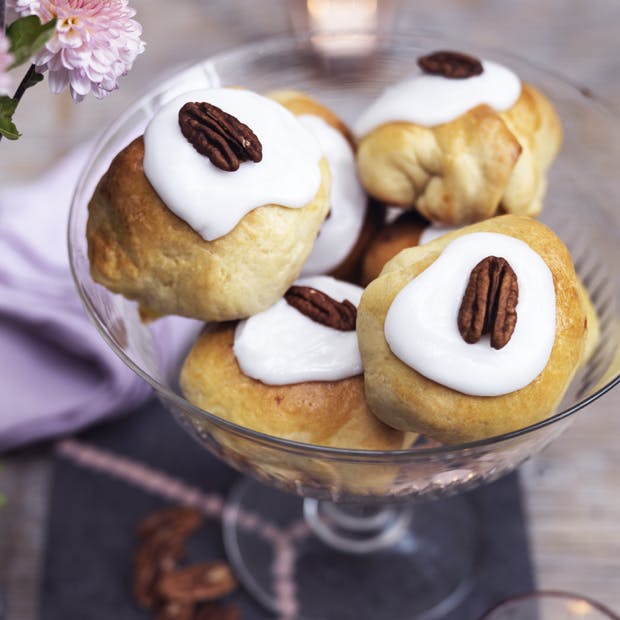 fastelavnsboller med marcipanfyld og glasur