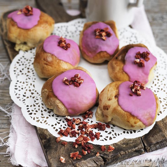fastelavnsboller med konditorcreme og lyserød glasur
