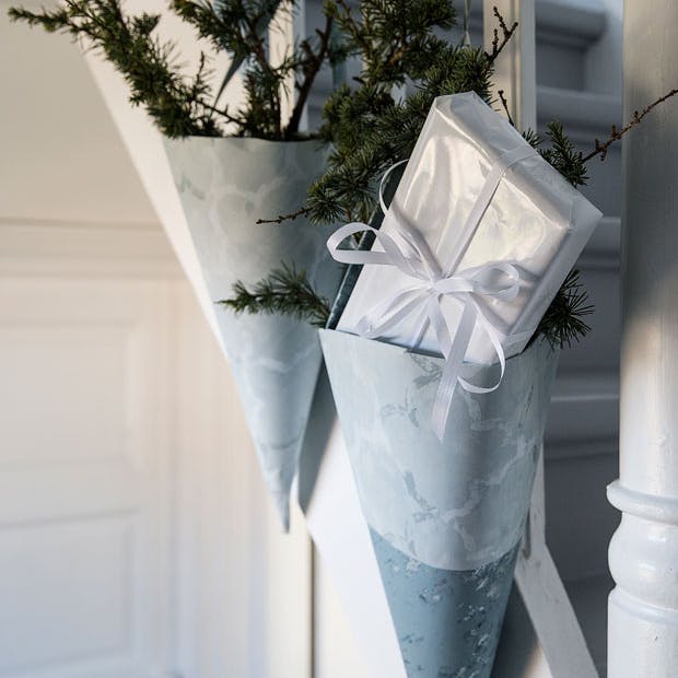 Kræmmerhuse pynter både på julebordet, på væggen og i stillebener.