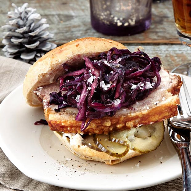 Flæskestegssandwich med lun rødkålssalat