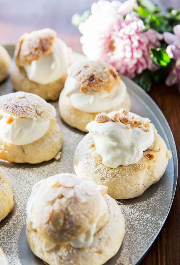 Svenske semlor med marcipanfyld