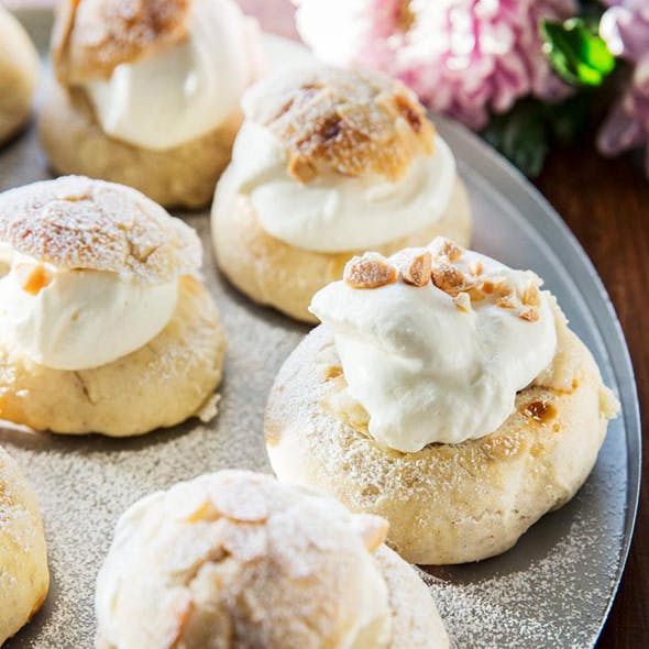 Svenske semlor med marcipanfyld