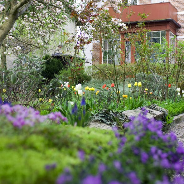 Forår i den gamle villahave