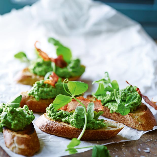 Forårsbruschetta med ærter og ærtespirer