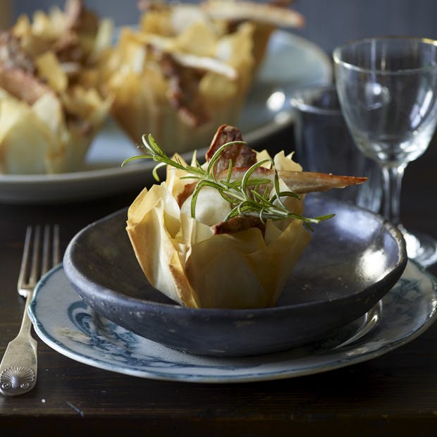 Tarteletter med jordskokker, pære, flæsk og timian