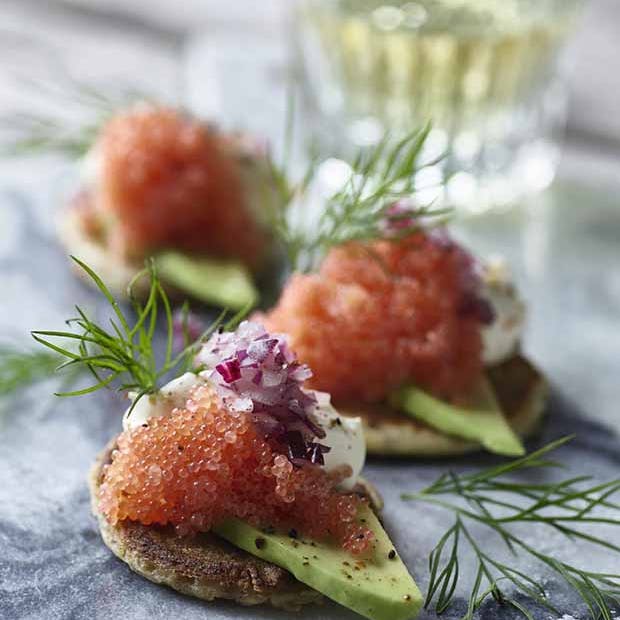 Opskrift på blinis med avocado og stenbiderrogn