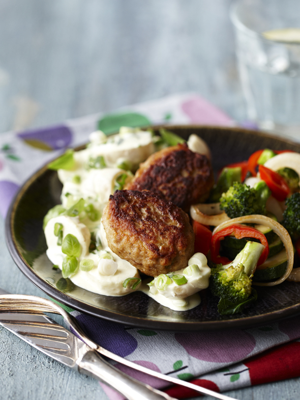 Frikadeller med kartofler og broccolisalat