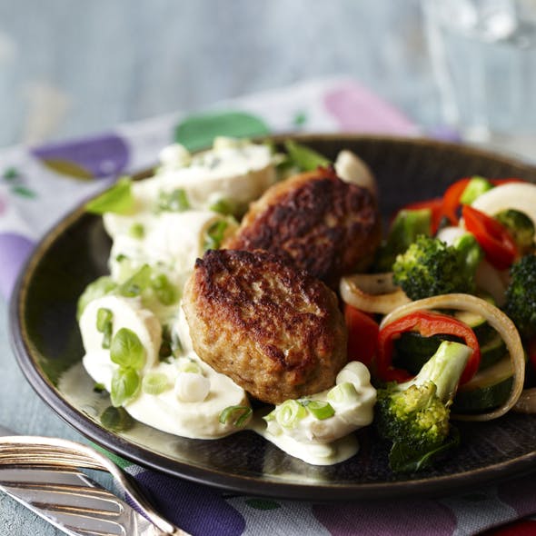 Frikadeller med kartofler og broccolisalat
