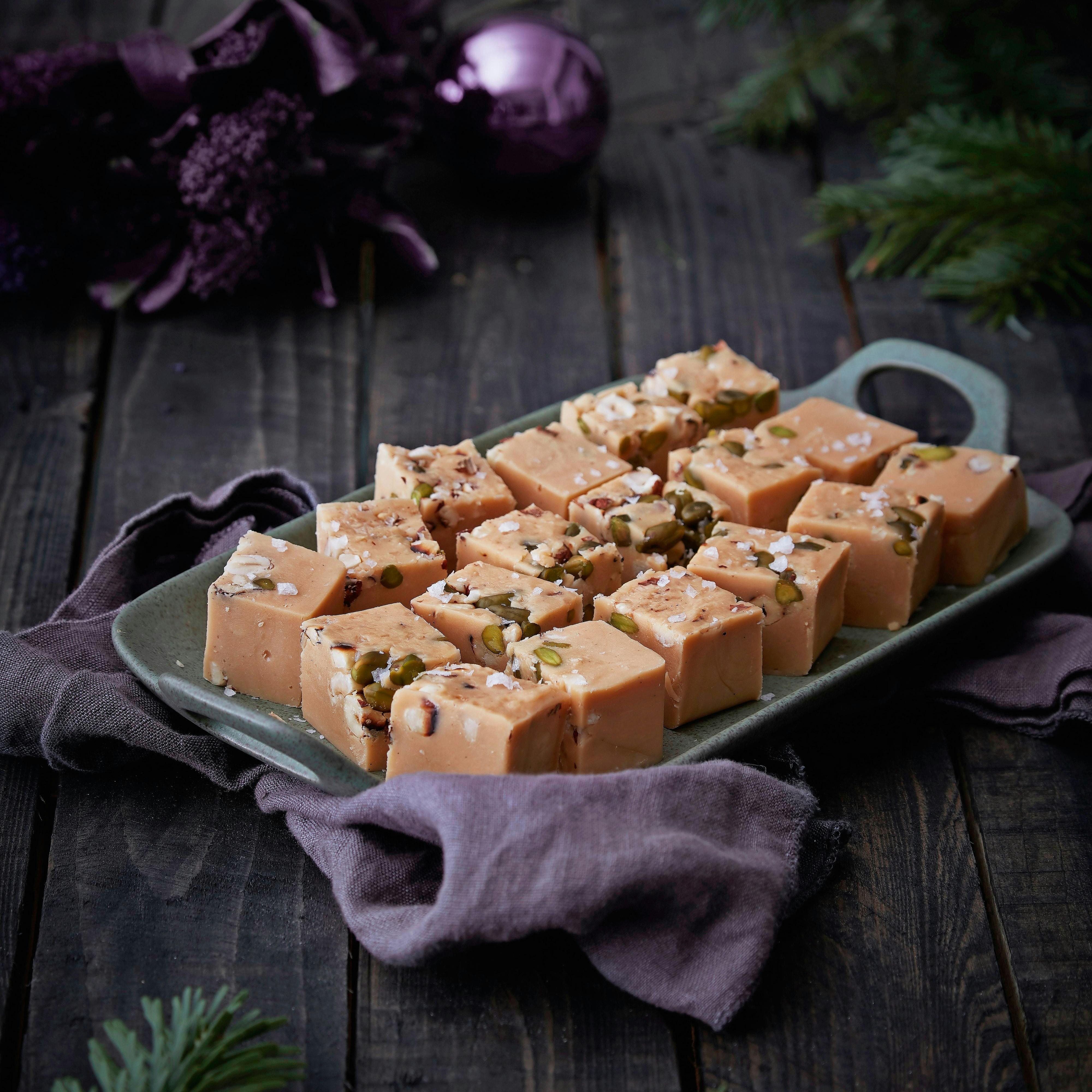 Fudge med hassel- og pistacienødder