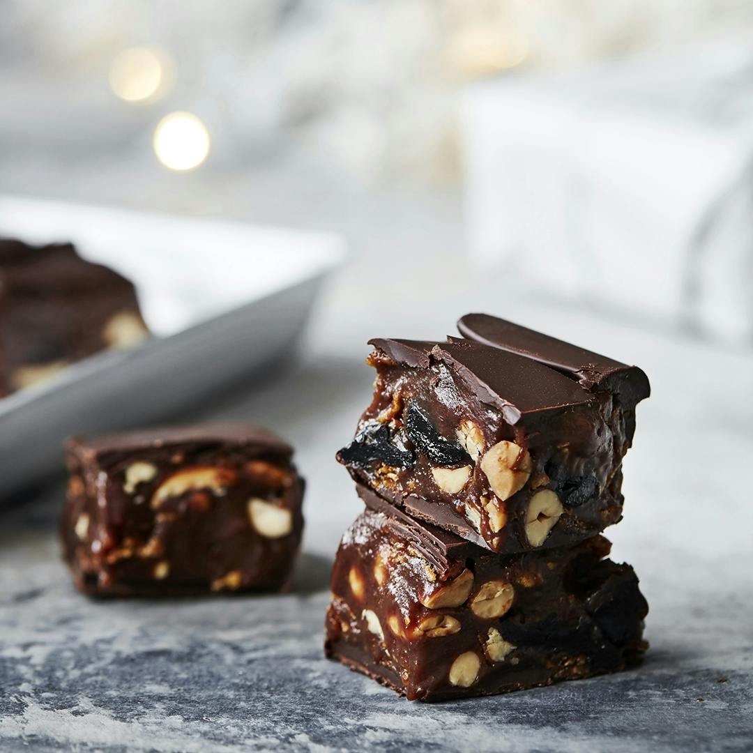 Fudge med cornflakes, peanuts og kirsebær