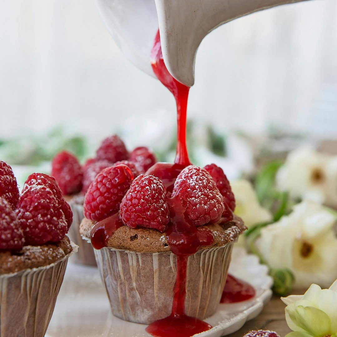 Opskrift på glutenfri chokolademuffins med hindbærsauce