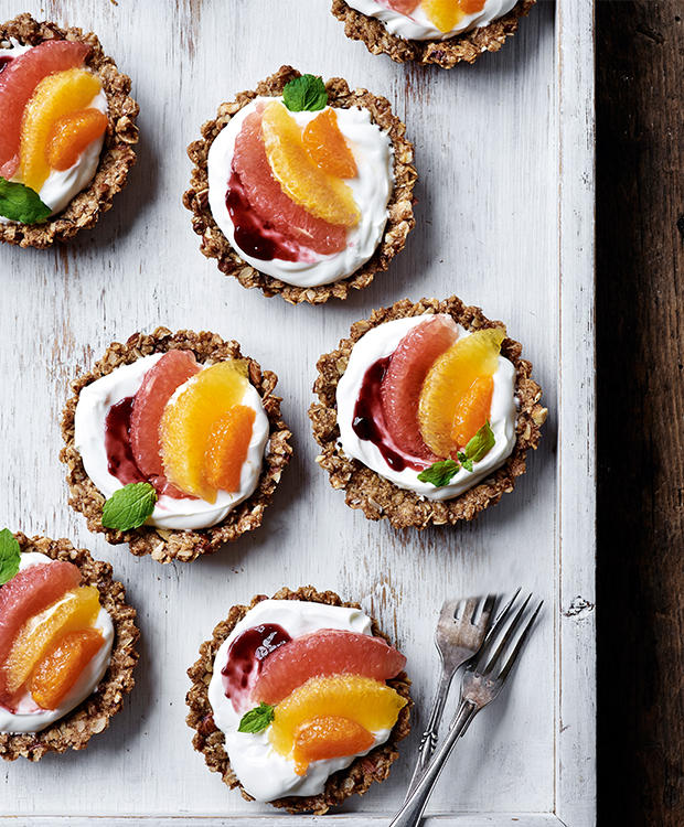 Granolatærter med skyr, frugt og syltetøj