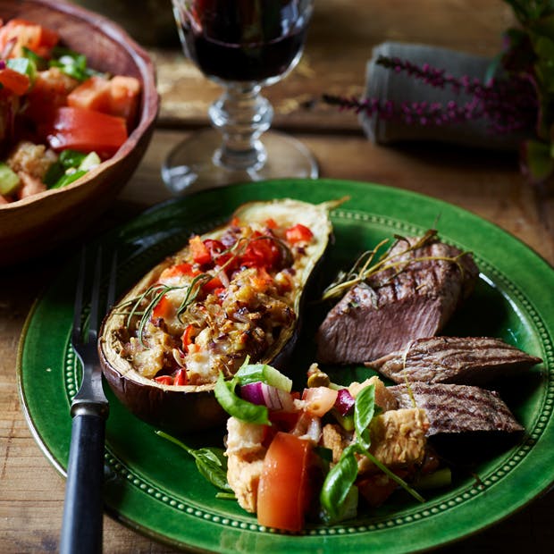 Grillet lammefilet med panzanella og fyldte auberginer