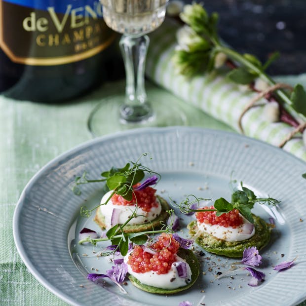 Grønne blinis med stenbiderrogn