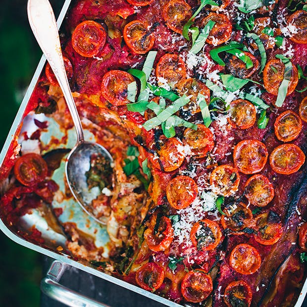 Grøntsagslasagne med citronricotta, tomat, aubergine, svampe og grønkål