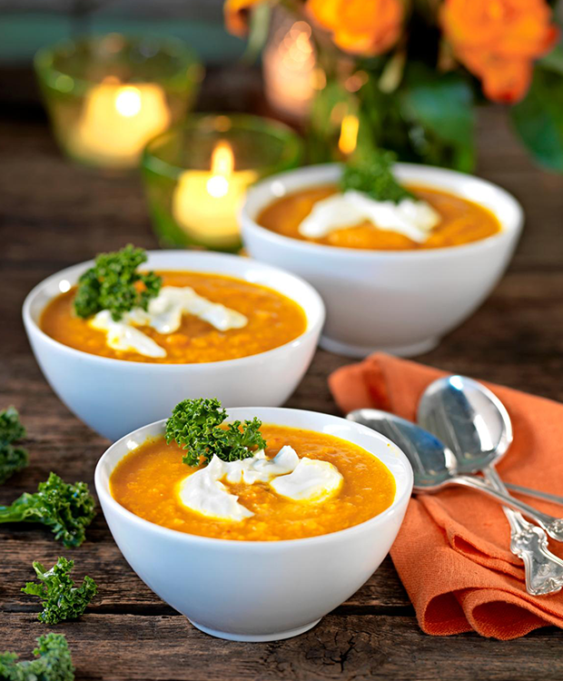Cremet gulerodssuppe serveret med græsk yoghurt og frisk persille