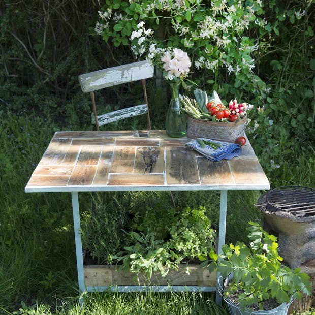 Havebord af genbrugsmaterialer