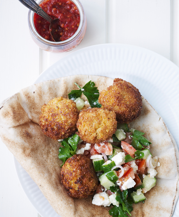 Hjemmelavede falafler med tomatsalat i fladbrød 