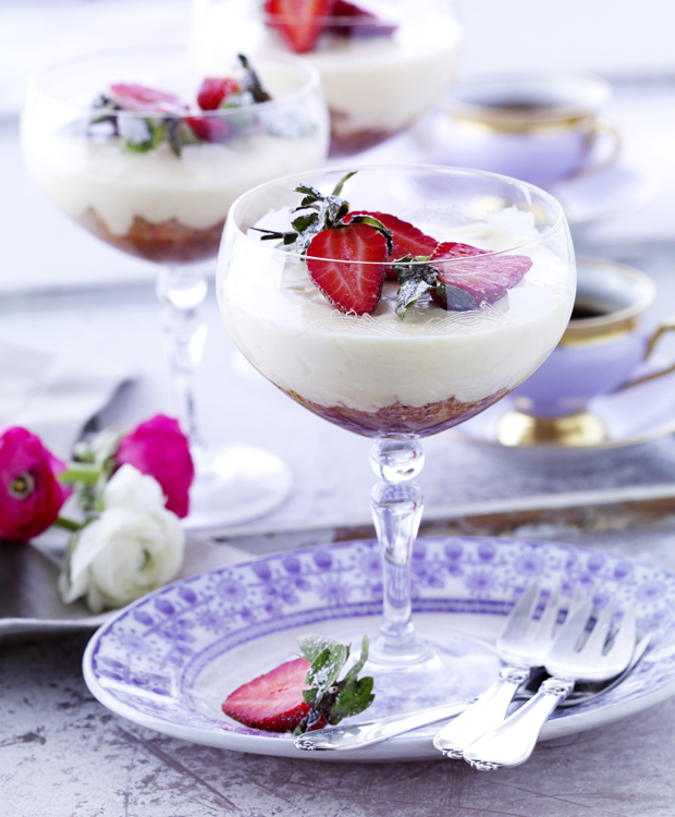 Hvid chokolademousse med makroner og portvin