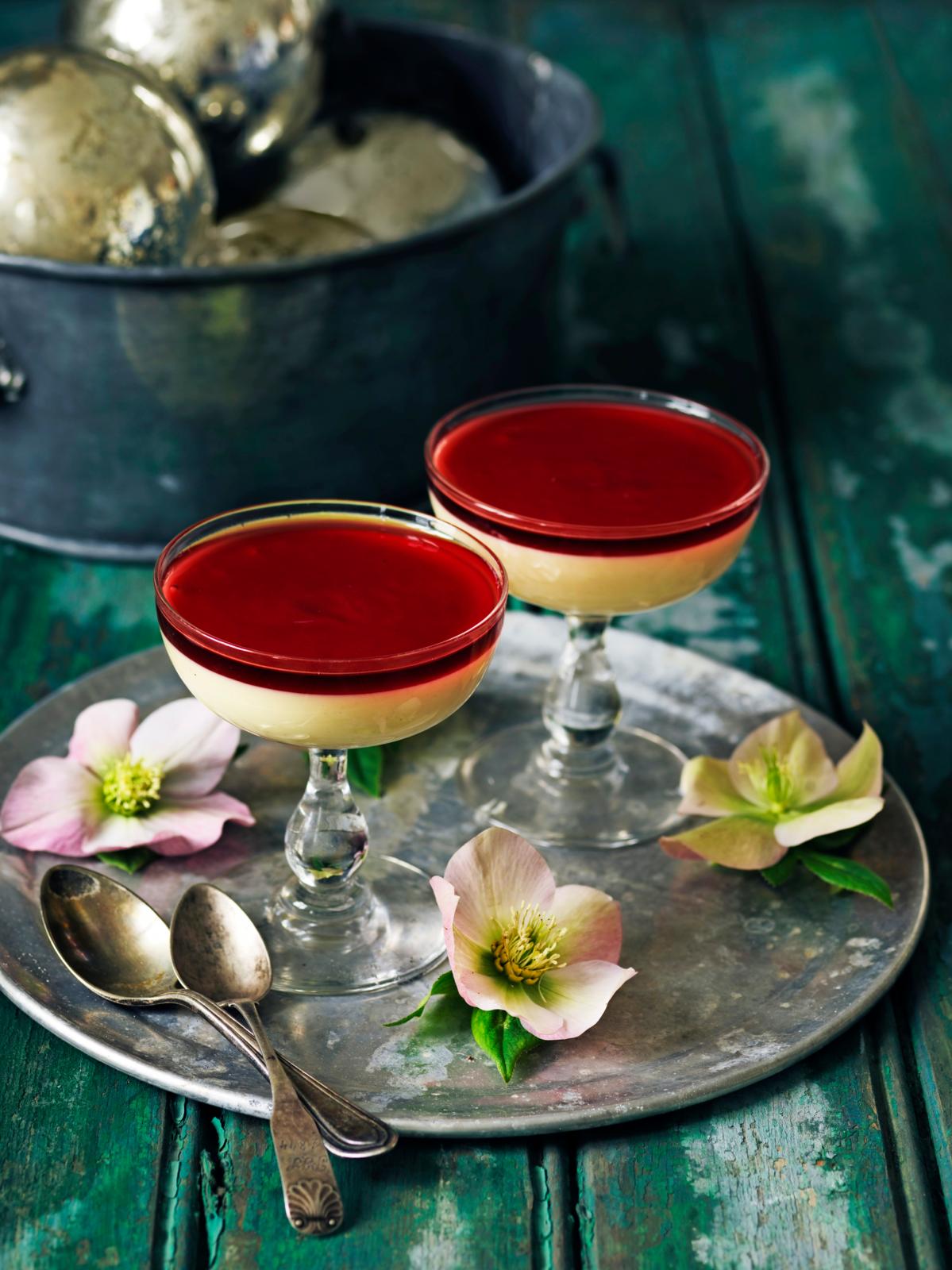 Hvid chokolademousse med hindbærgelé