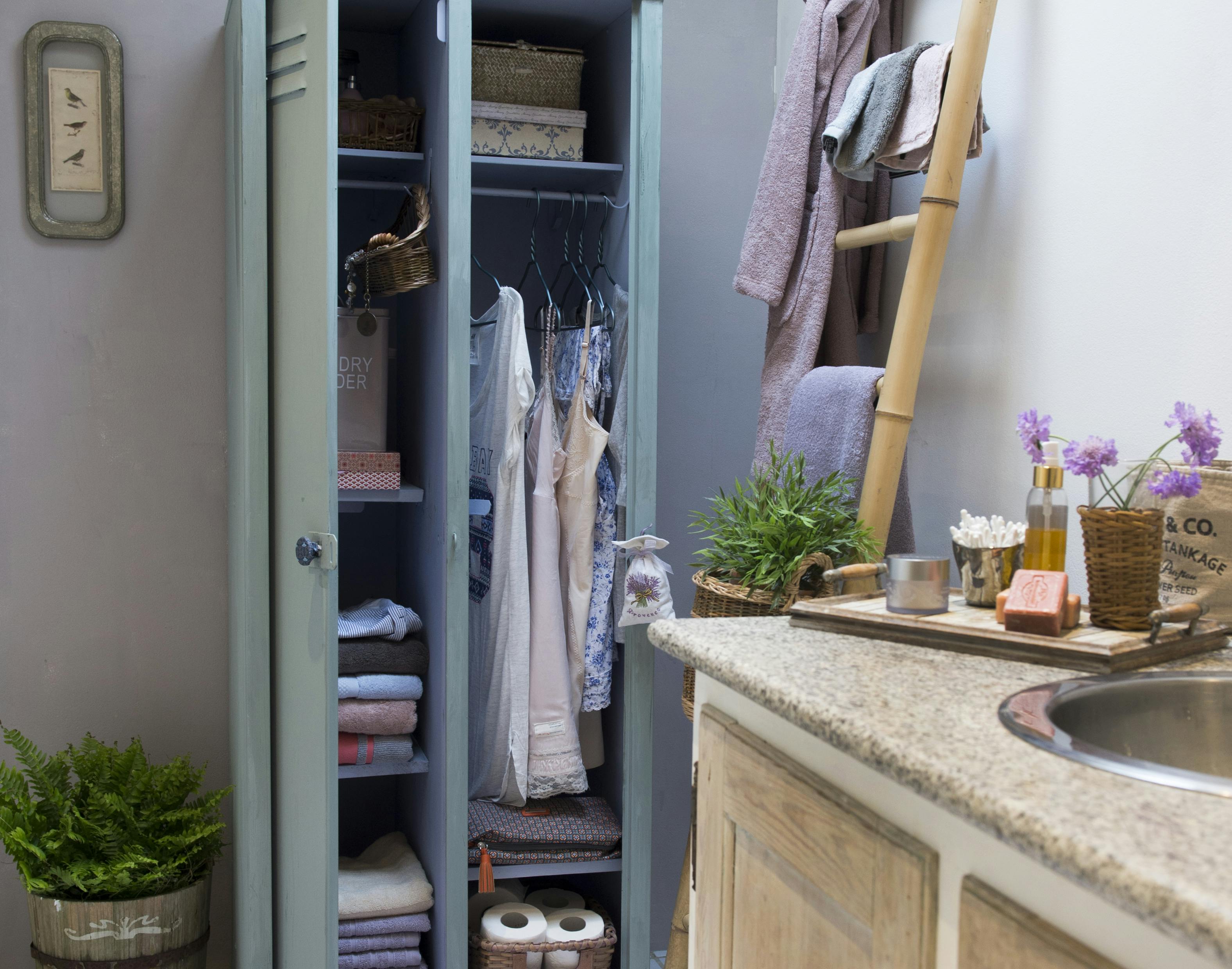 Badeværelse med istandsat toiletskab