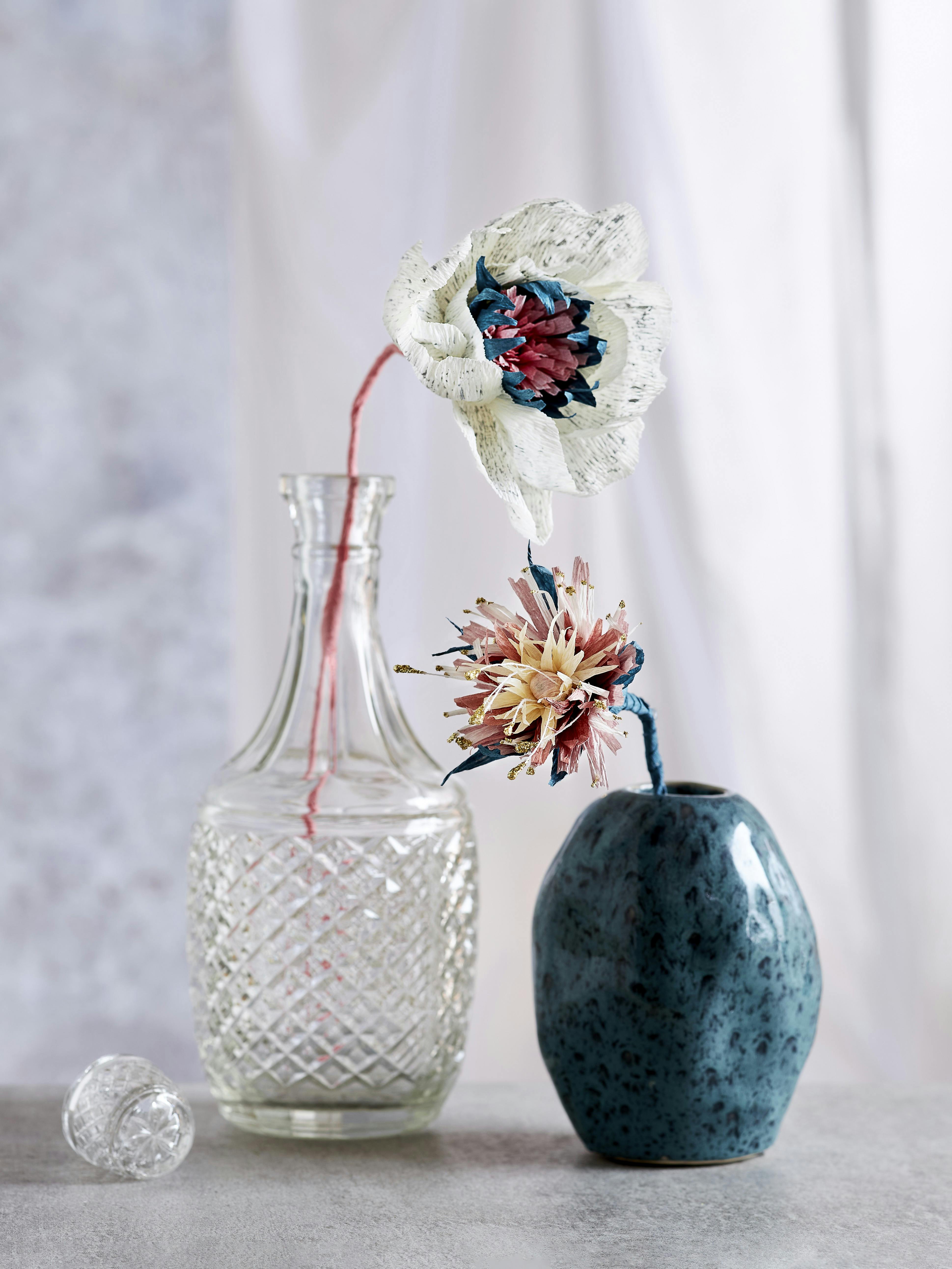 To hjemmelavede papirblomster i vaser
