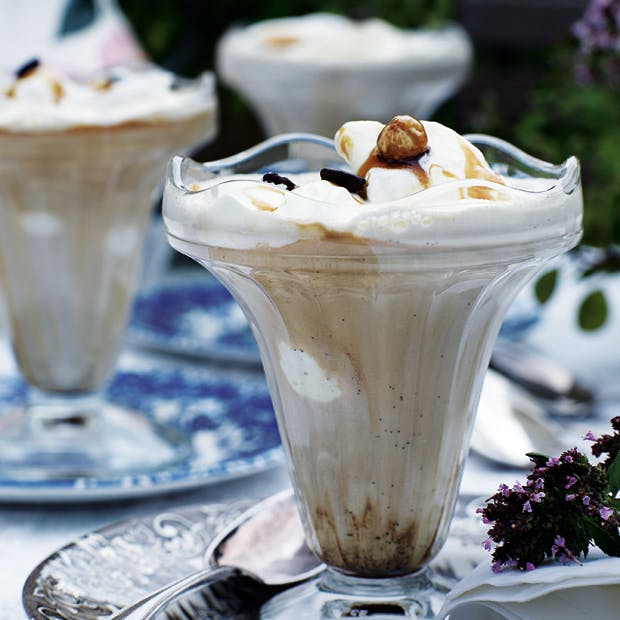 https://imgix.isabellas.dk/media/article/iskaffe_med_hasselnoeddesirup.jpg