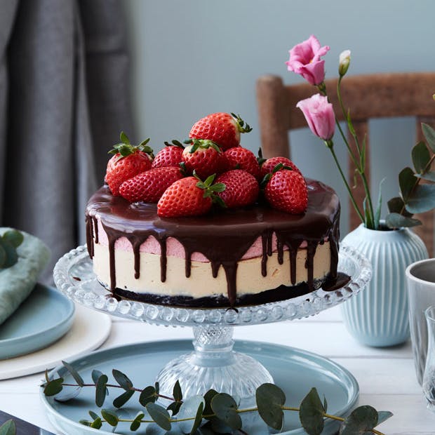 Prøv denne lækre islagkage med browniebund, Baileysis og jordbæris på en lun sommerdag.
