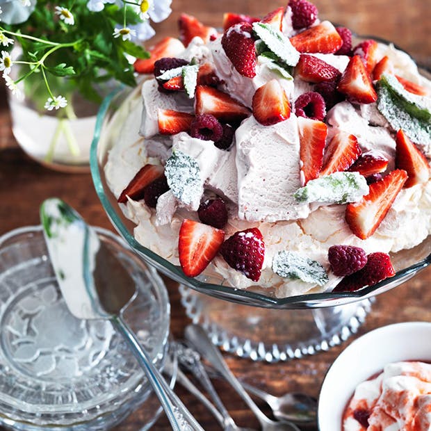 Jordbæris på hjemmebagt marengsbund