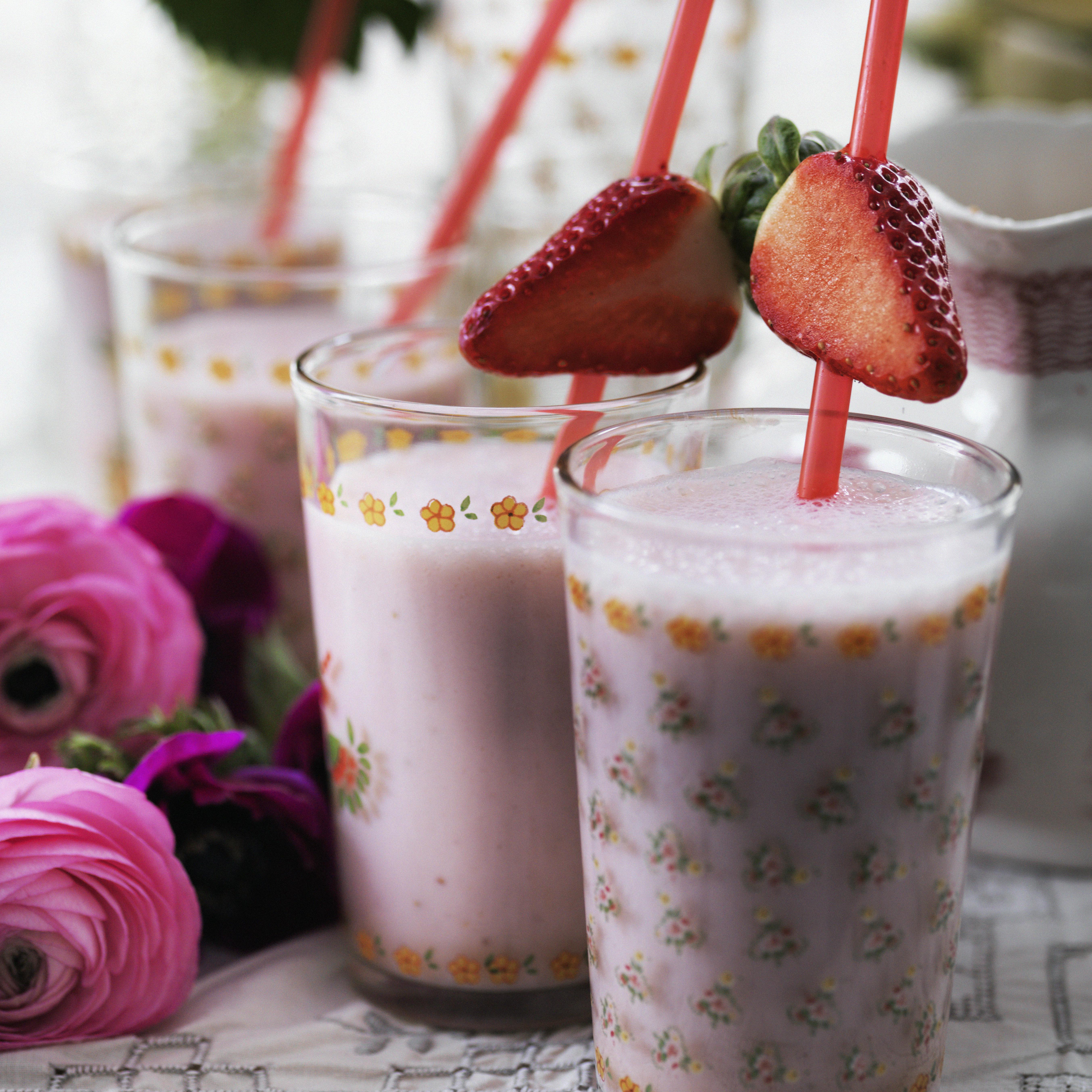 Milkshake med jordbær og hyldeblomst