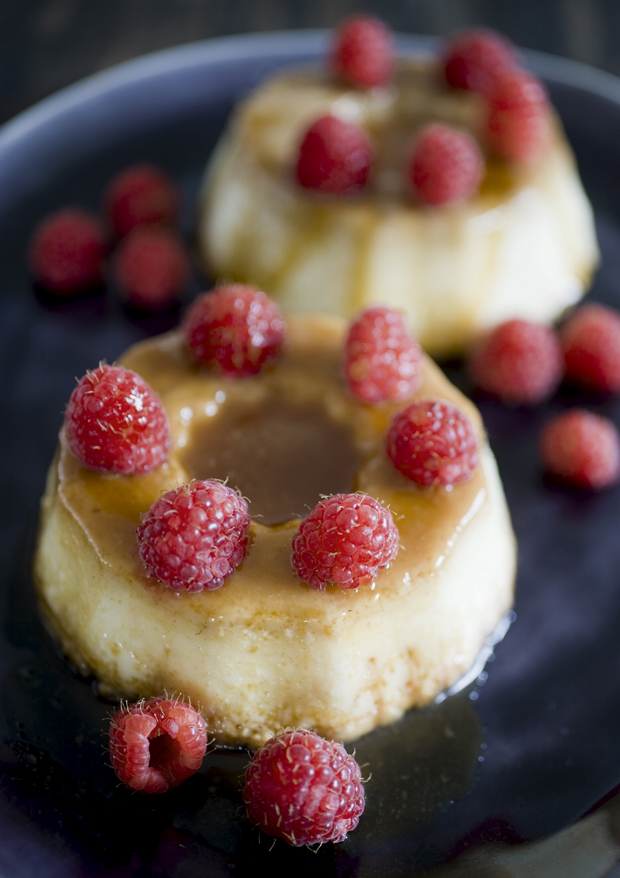 Karamelrand med friske bær