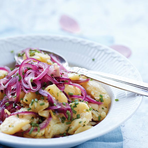 Kartoffelsalat med syltede rødløg