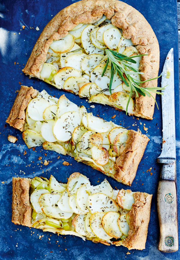 Klassisk kartoffeltærte med porre, flødeost og rosmarin