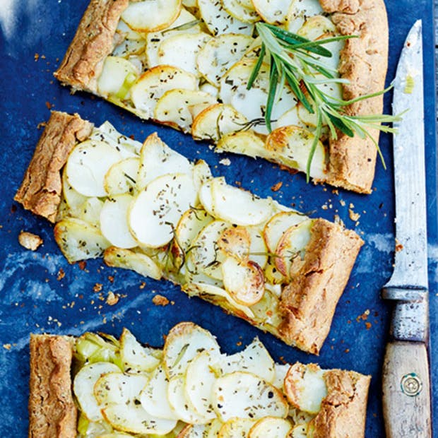 Klassisk kartoffeltærte med porre, flødeost og rosmarin